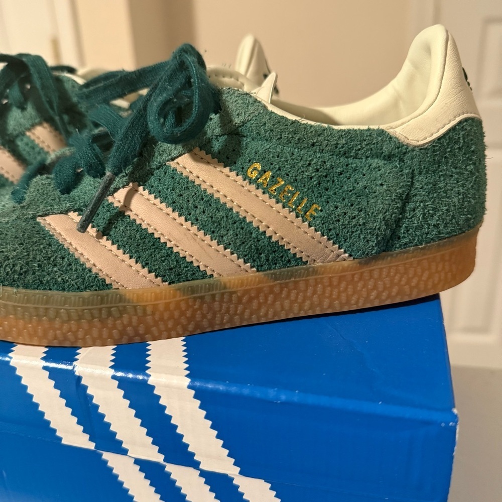 Adidas kids green and white Gazelle Sneaker size 1 - Picture 3 of 10